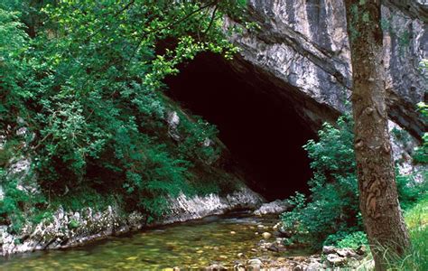 Cueva Deboyo, monumento natural. Turismo en .